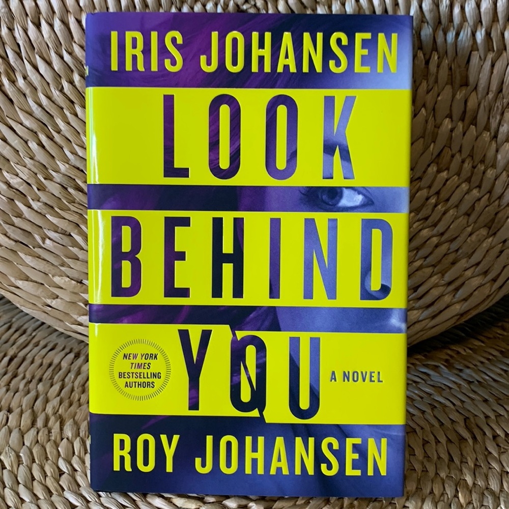 Look Behind You - A novel by Iris Johansen & Roy Johansen